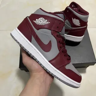 Tênis de basquete de cano alto Air Jordan 1 bordô e cinza