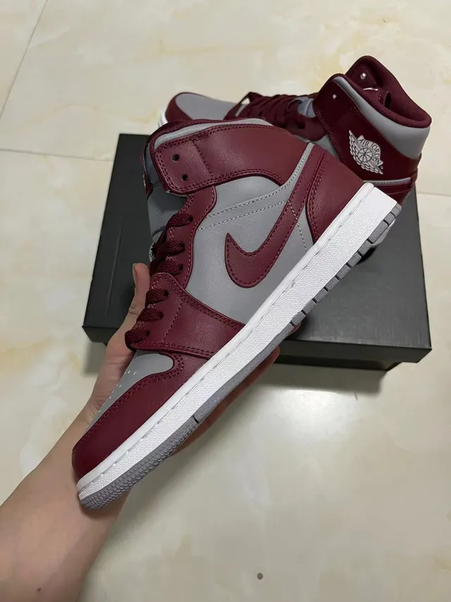 Zapatillas de baloncesto de caña alta Air Jordan 1 en burdeos y gris 3