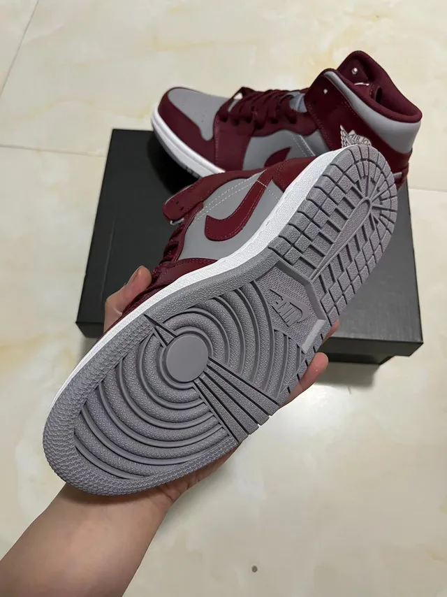 Zapatillas de baloncesto de caña alta Air Jordan 1 en burdeos y gris 4