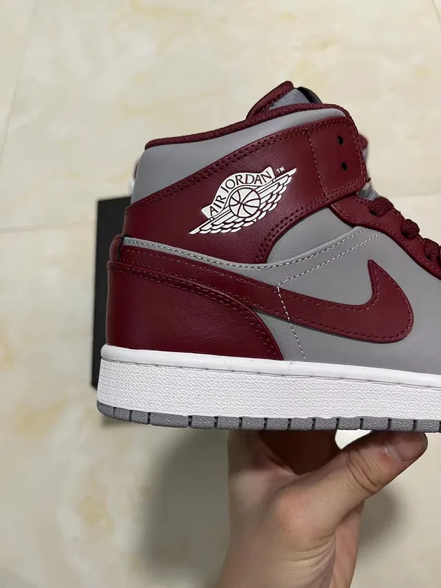 Zapatillas de baloncesto de caña alta Air Jordan 1 en burdeos y gris 5