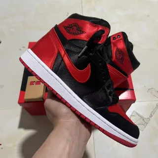 Tênis de basquete Air Jordan 1 High em cetim preto e vermelho