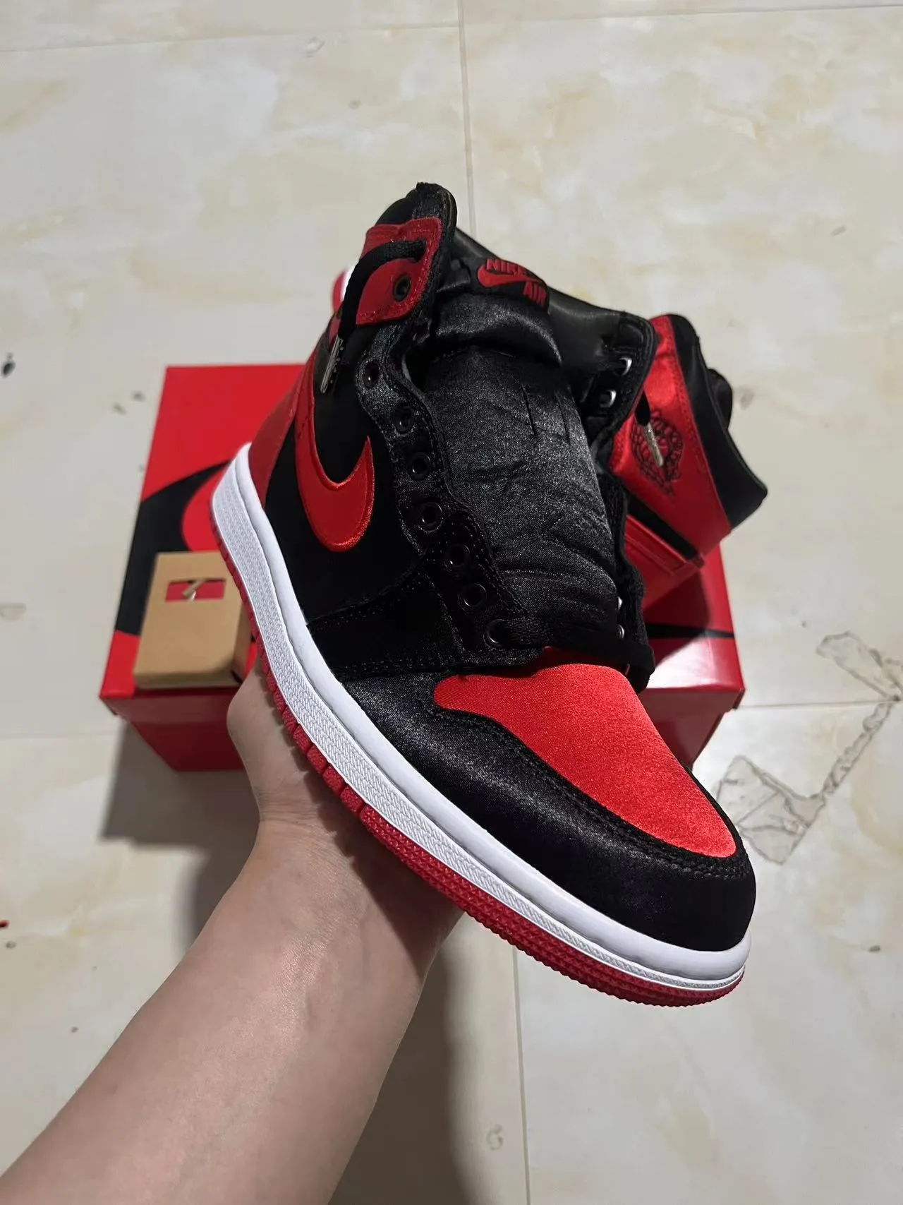 Tênis de basquete Air Jordan 1 High em cetim preto e vermelho 2