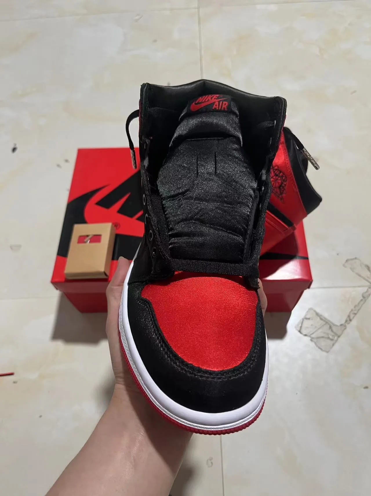 Tênis de basquete Air Jordan 1 High em cetim preto e vermelho 3