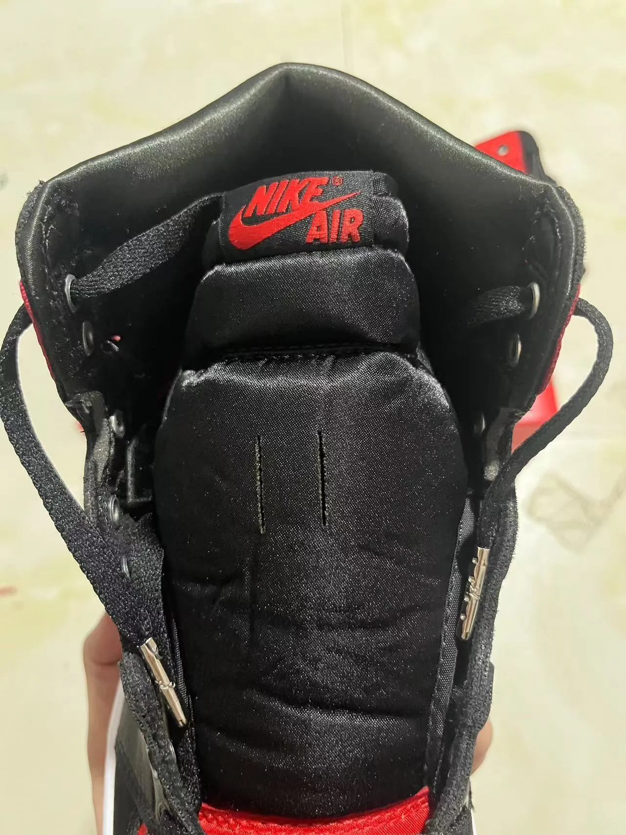 Tênis de basquete Air Jordan 1 High em cetim preto e vermelho 4