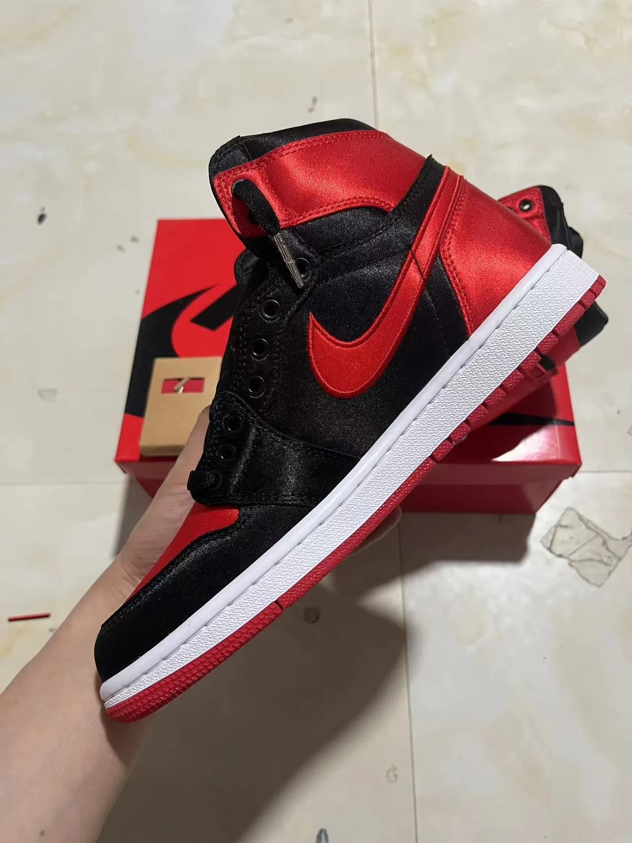 Tênis de basquete Air Jordan 1 High em cetim preto e vermelho 5