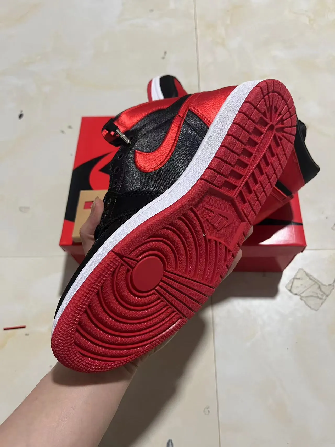 Tênis de basquete Air Jordan 1 High em cetim preto e vermelho 6