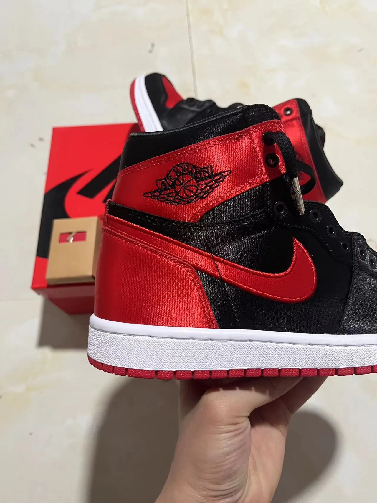 Tênis de basquete Air Jordan 1 High em cetim preto e vermelho 7
