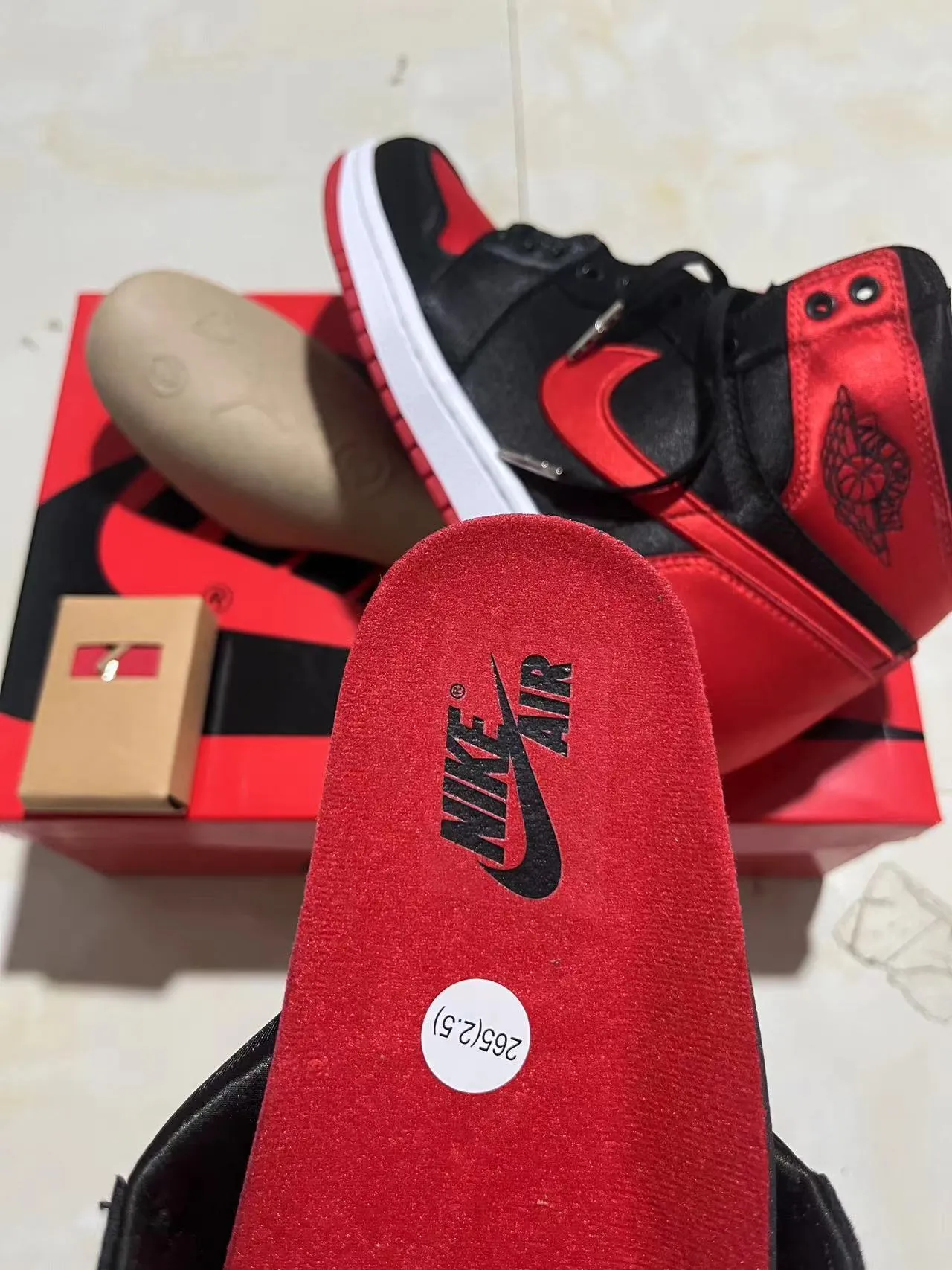 Tênis de basquete Air Jordan 1 High em cetim preto e vermelho 9