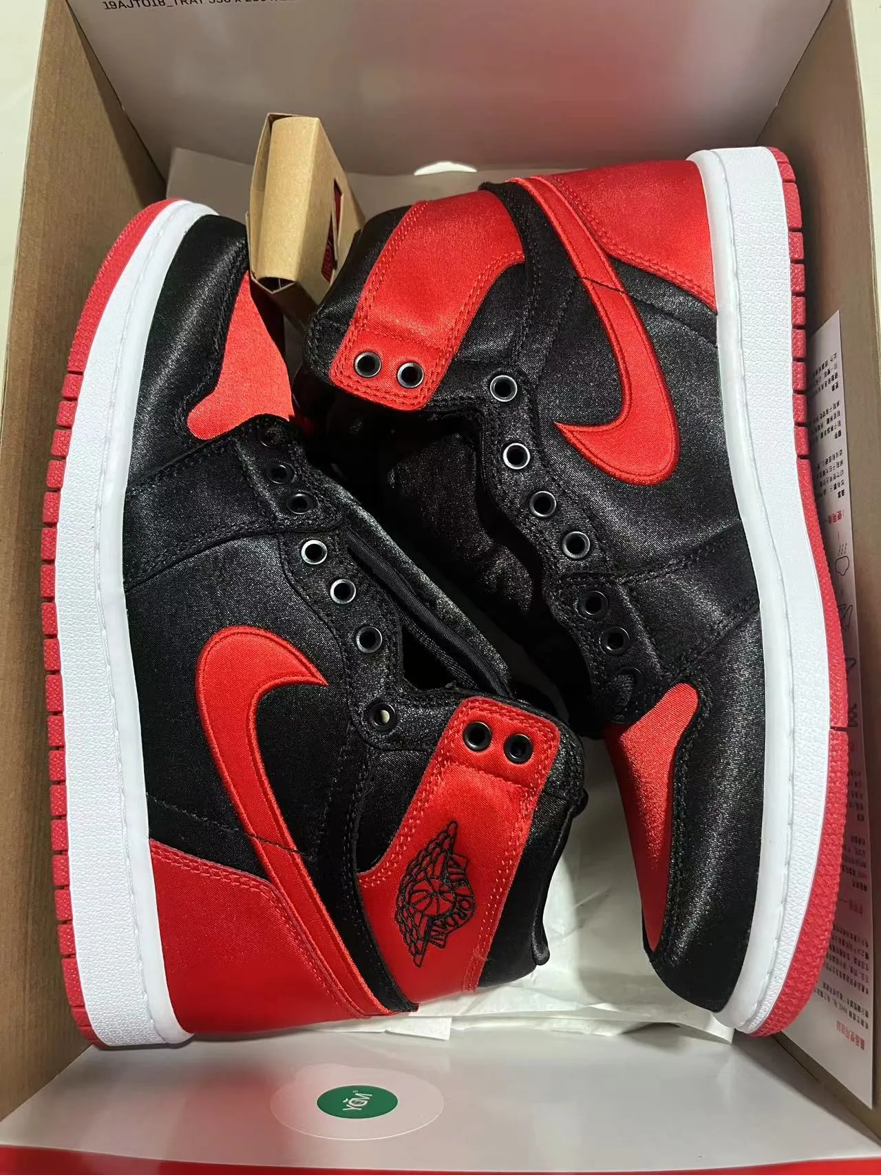 Tênis de basquete Air Jordan 1 High em cetim preto e vermelho 10