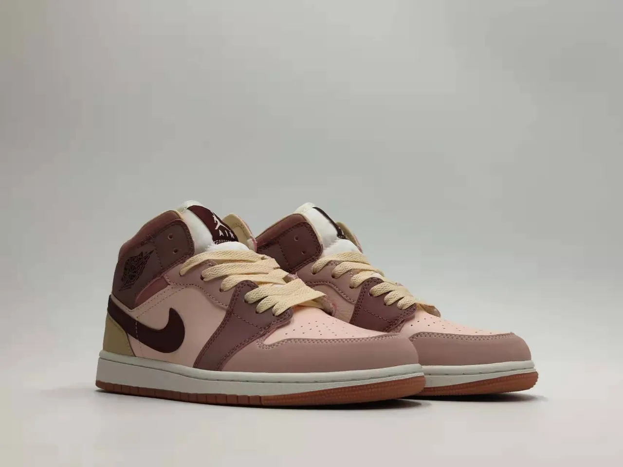 Chaussures de basketball Air Jordan 1 High multi-empiècements rose poudré, bordeaux et semelle gomme 2