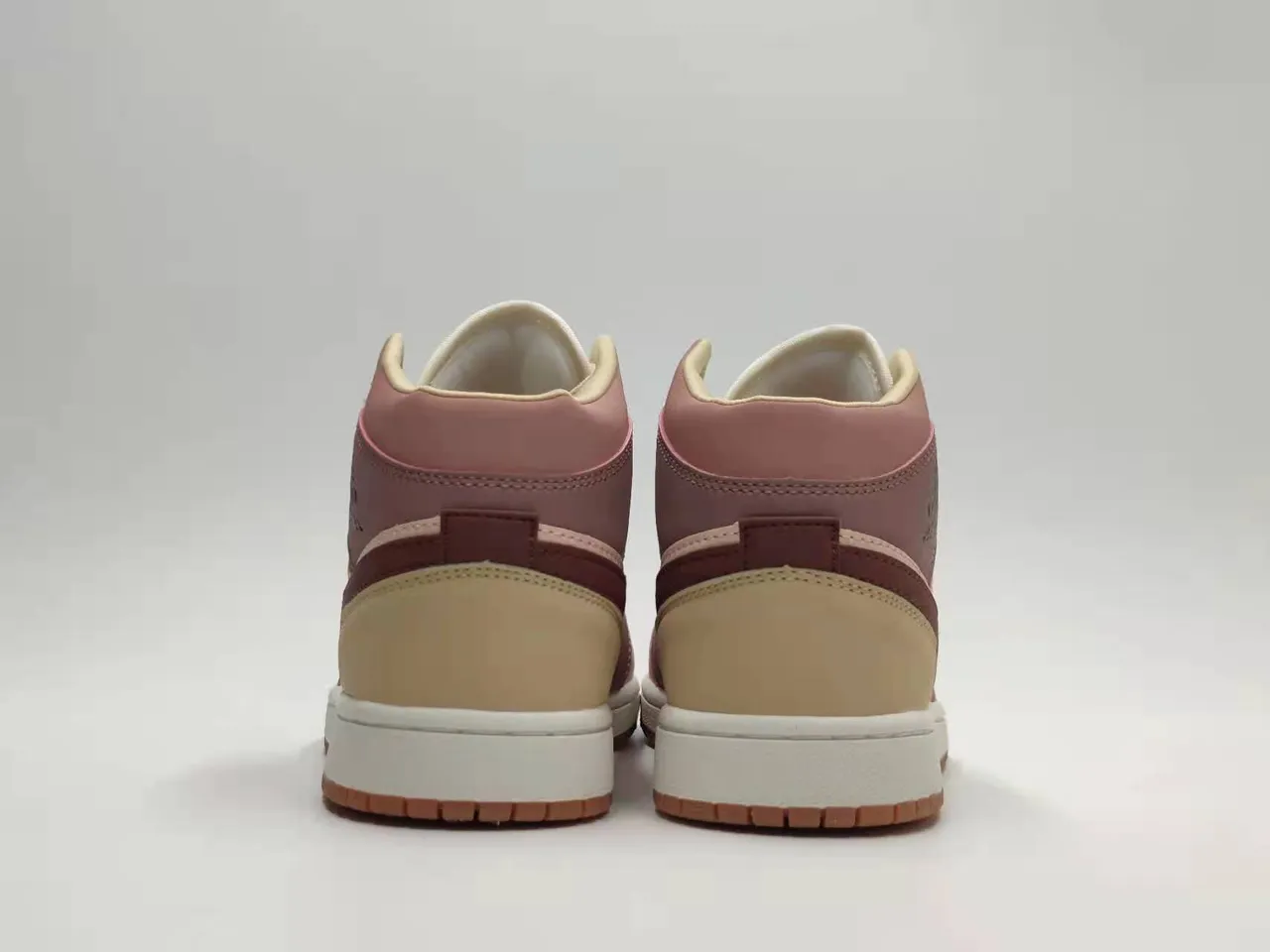Chaussures de basketball Air Jordan 1 High multi-empiècements rose poudré, bordeaux et semelle gomme 3