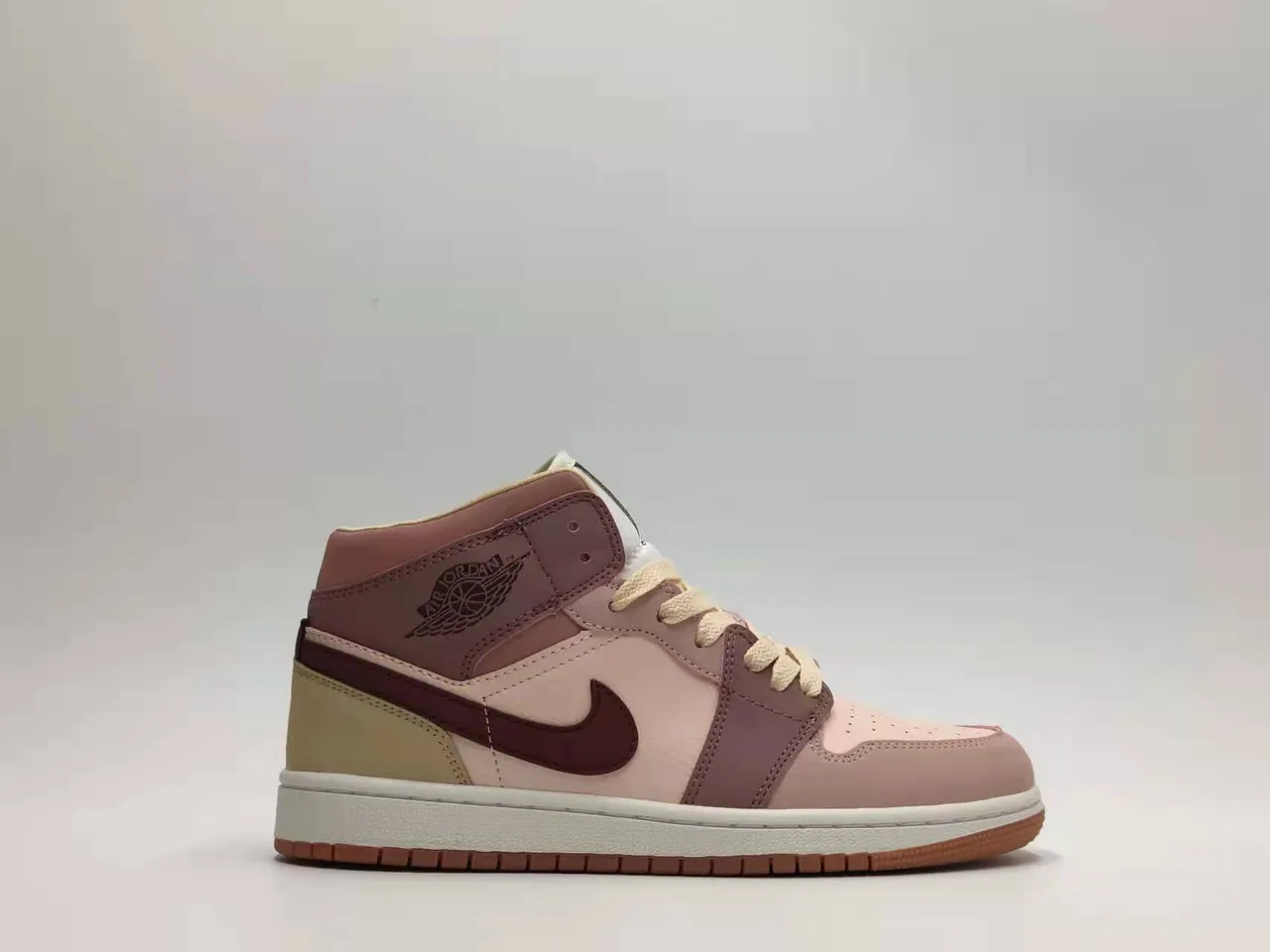 Chaussures de basketball Air Jordan 1 High multi-empiècements rose poudré, bordeaux et semelle gomme 5