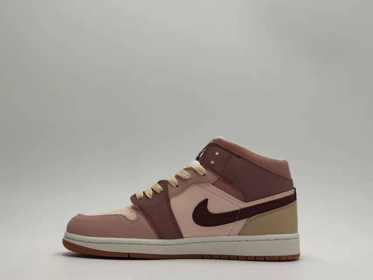 Chaussures de basketball Air Jordan 1 High multi-empiècements rose poudré, bordeaux et semelle gomme 6