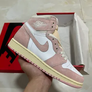 Air Jordan 1 High 粉色和白色麂皮篮球鞋