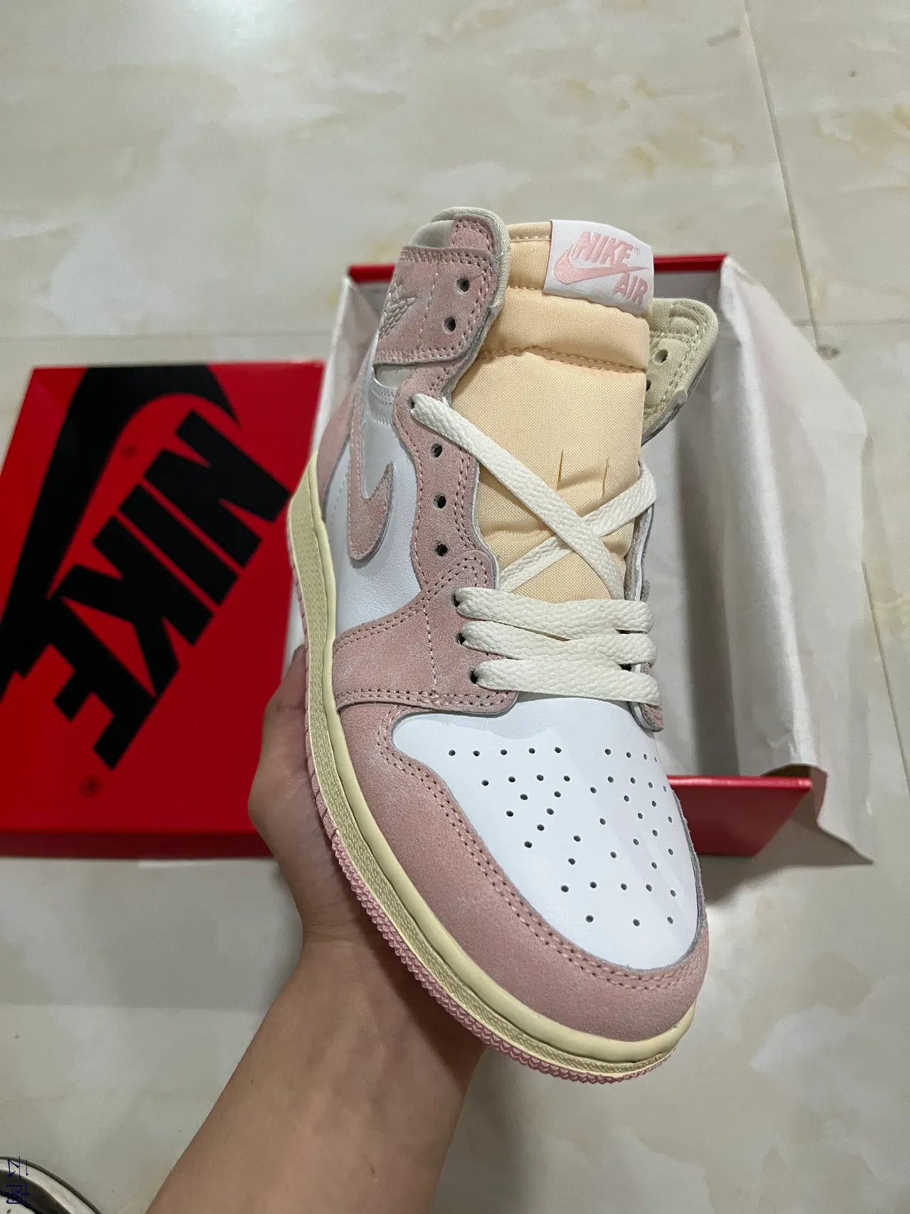 Air Jordan 1 High Chaussures de Basketball en Daim Rose et Blanc 2