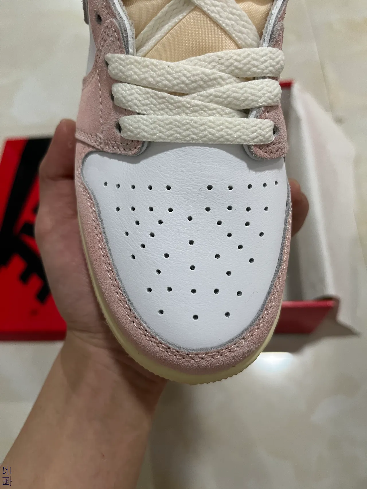 Air Jordan 1 High Chaussures de Basketball en Daim Rose et Blanc 3