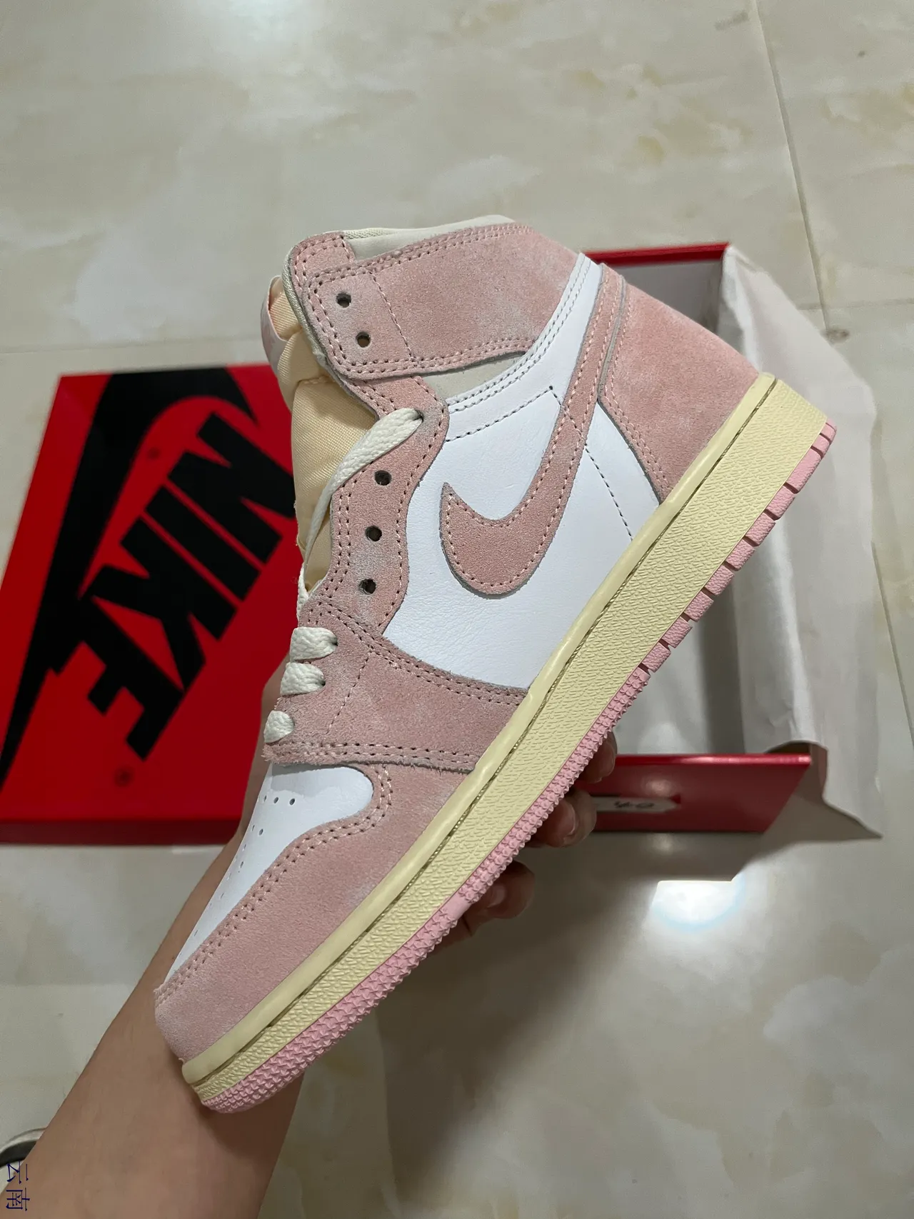 Air Jordan 1 High Chaussures de Basketball en Daim Rose et Blanc 4