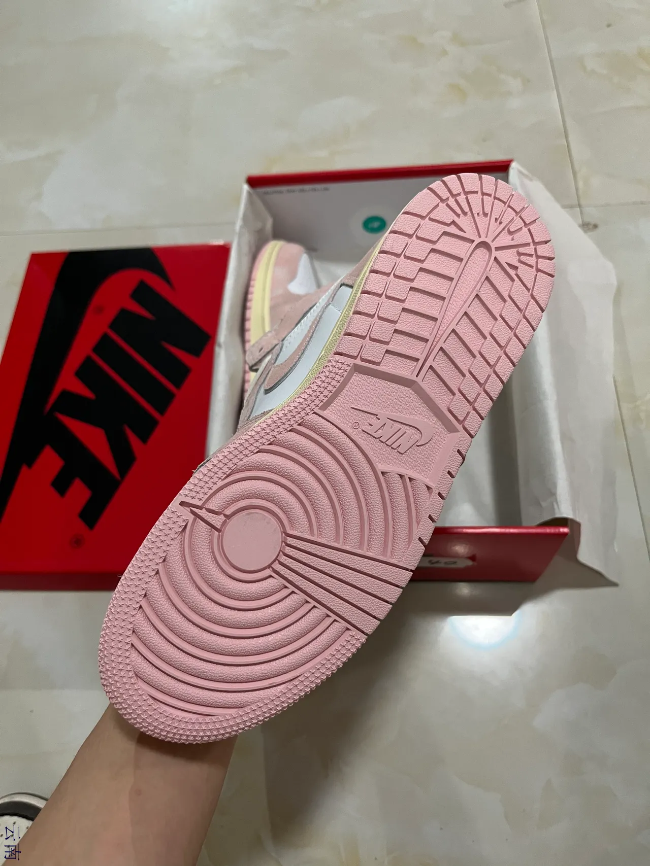 Air Jordan 1 High Chaussures de Basketball en Daim Rose et Blanc 5