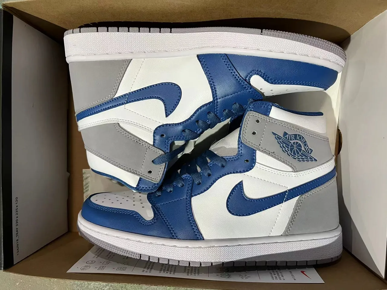 حذاء كرة السلة Air Jordan 1 High أبيض كحلي رمادي 5