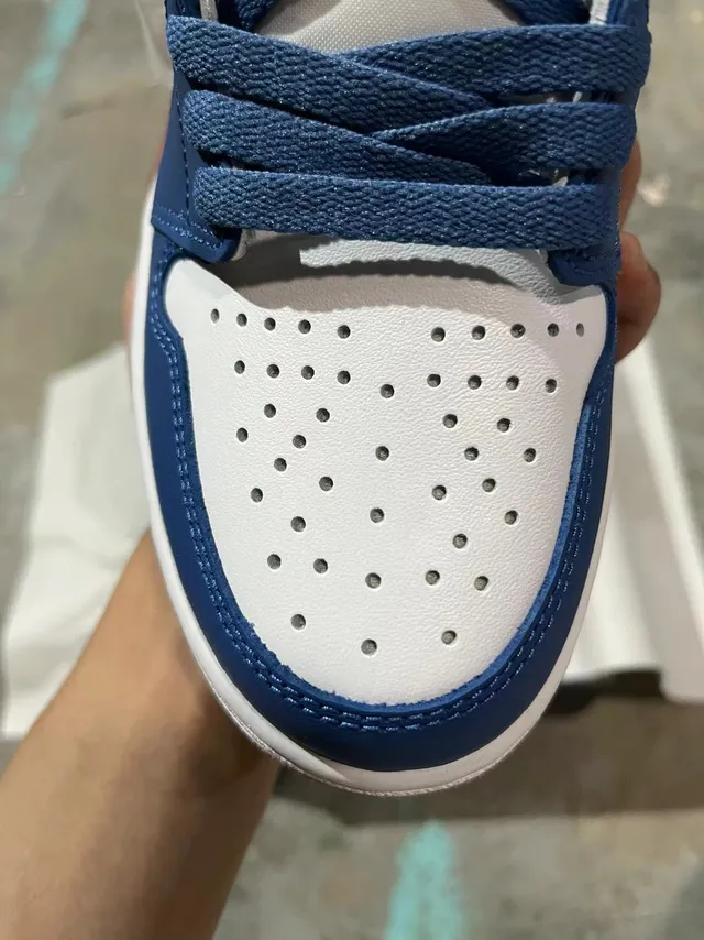 Air Jordan 1 High 白色皇家蓝灰色篮球鞋 3