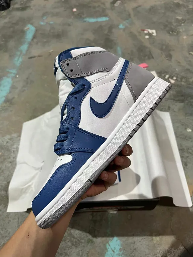 Air Jordan 1 High 白色皇家蓝灰色篮球鞋 4