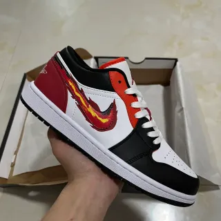 Tênis lifestyle Air Jordan 1 Low com estampa de chamas branco, preto e vermelho