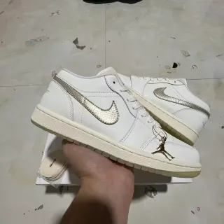 Zapatillas lifestyle Air Jordan 1 Low blanco plata metalizado dorado