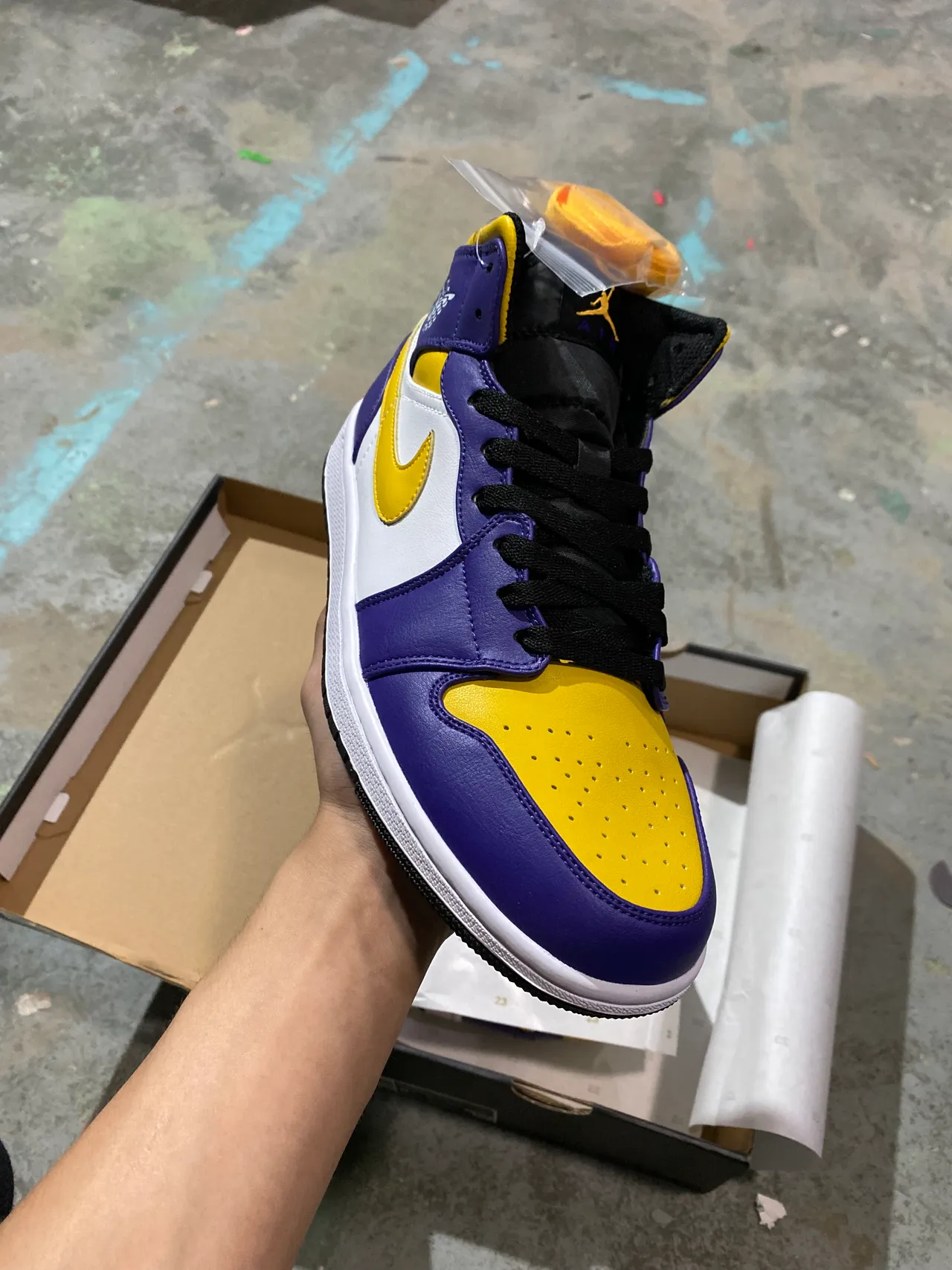 Air Jordan 1 Zapatillas de baloncesto moradas, amarillas y blancas 2