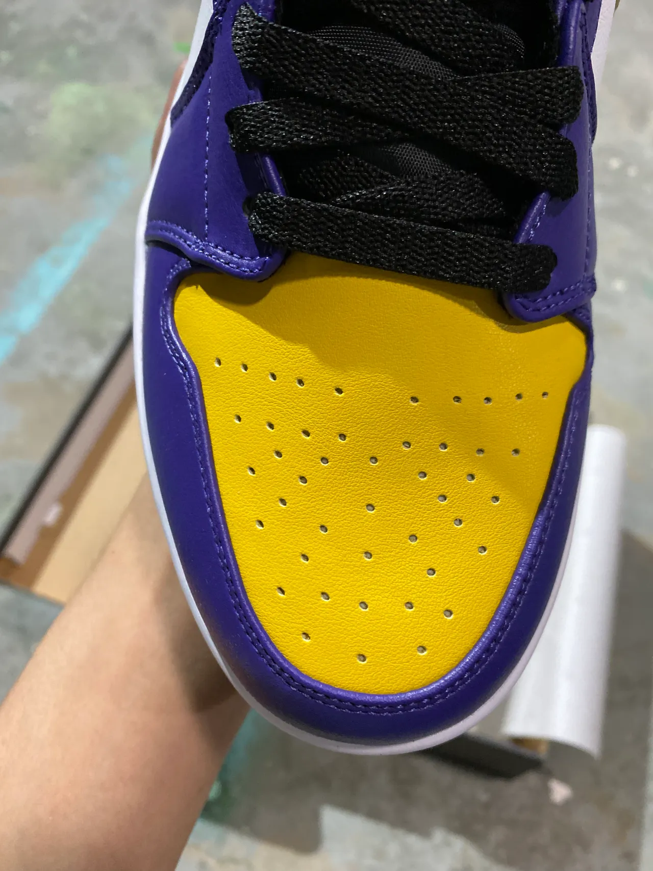 Air Jordan 1 Zapatillas de baloncesto moradas, amarillas y blancas 3
