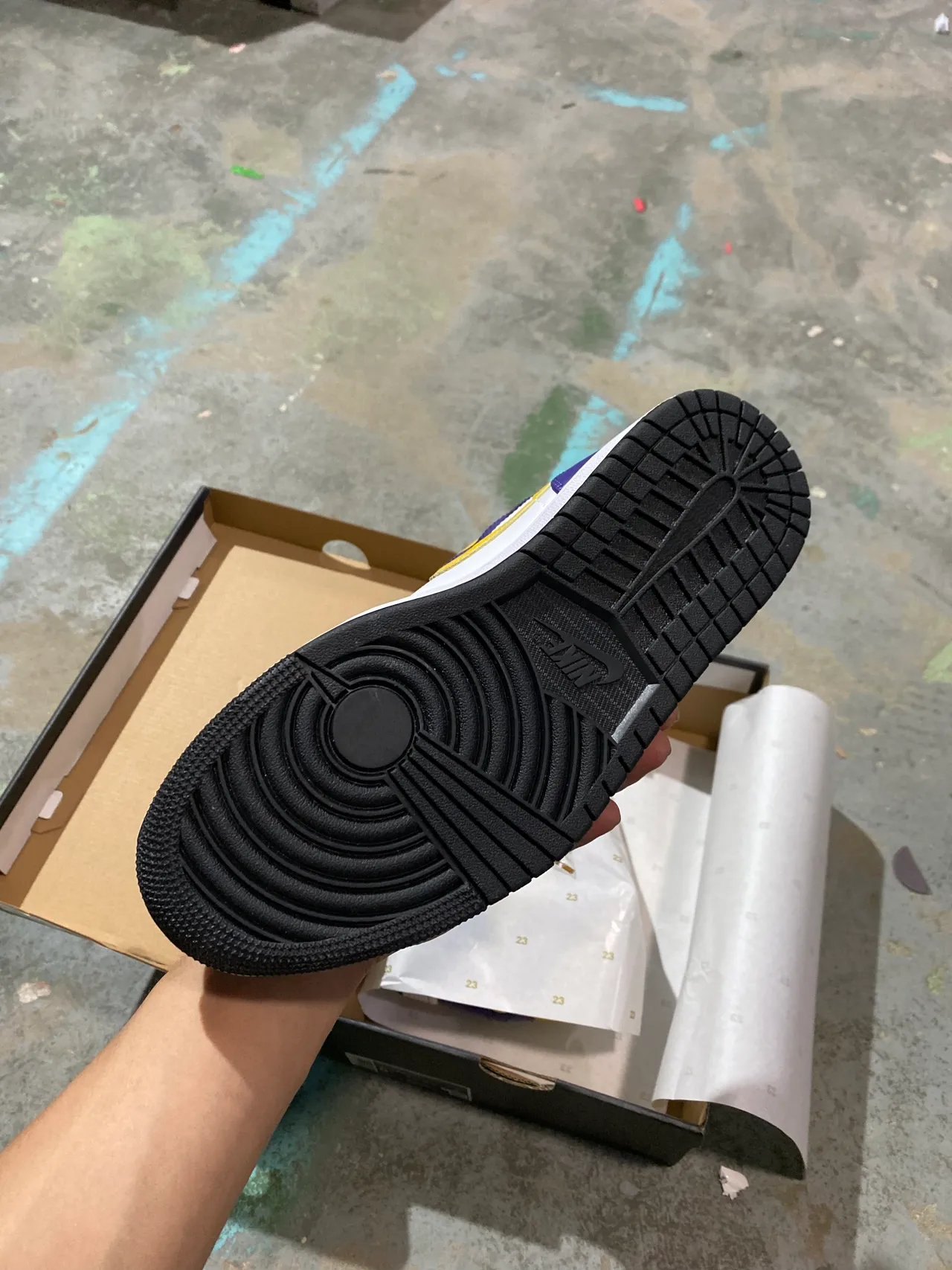 Air Jordan 1 Zapatillas de baloncesto moradas, amarillas y blancas 5