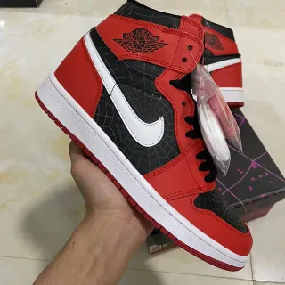Air Jordan 1 लाल-काले हाई-टॉप मकड़ी के जाले के पैटर्न वाले ओवरले बास्केटबॉल जूते