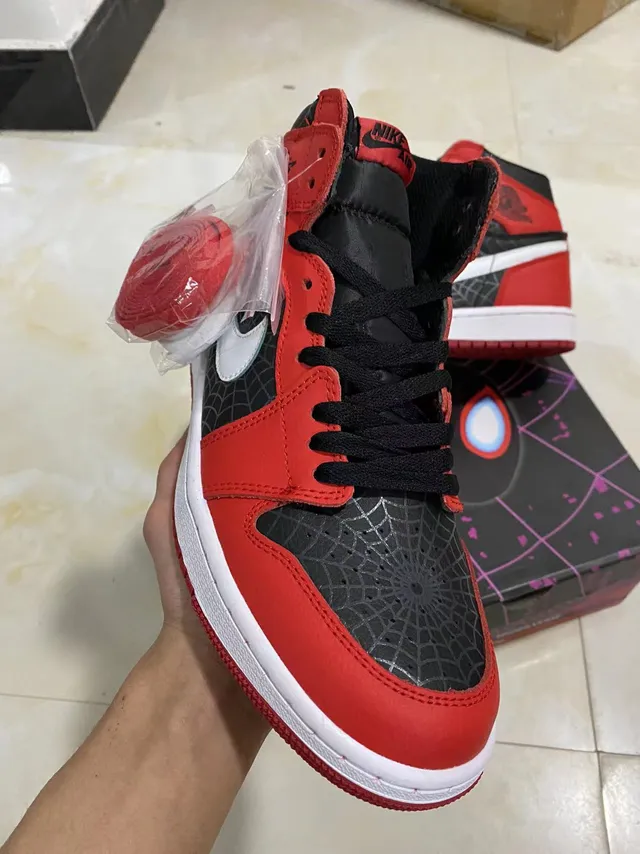 Zapatillas de baloncesto Air Jordan 1 de caña alta rojas y negras con capas superpuestas con patrón de telaraña 3