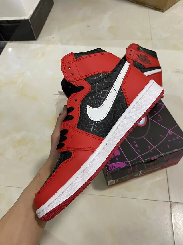 Zapatillas de baloncesto Air Jordan 1 de caña alta rojas y negras con capas superpuestas con patrón de telaraña 4