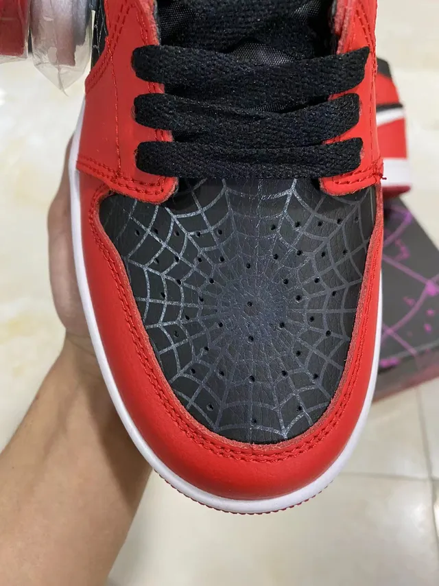 Zapatillas de baloncesto Air Jordan 1 de caña alta rojas y negras con capas superpuestas con patrón de telaraña 5