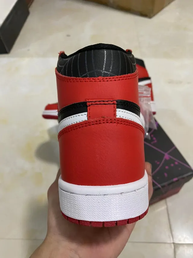 Zapatillas de baloncesto Air Jordan 1 de caña alta rojas y negras con capas superpuestas con patrón de telaraña 6
