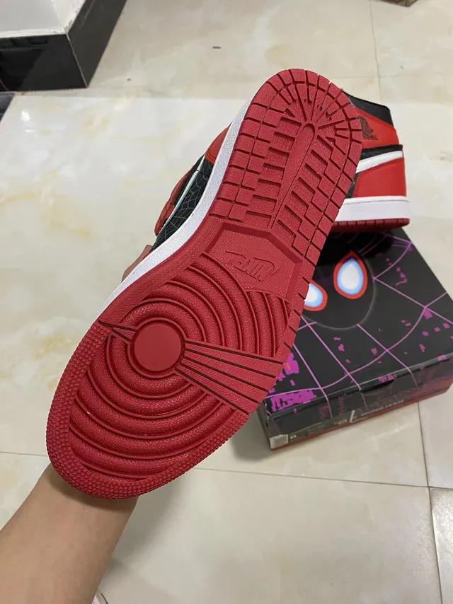 Zapatillas de baloncesto Air Jordan 1 de caña alta rojas y negras con capas superpuestas con patrón de telaraña 7