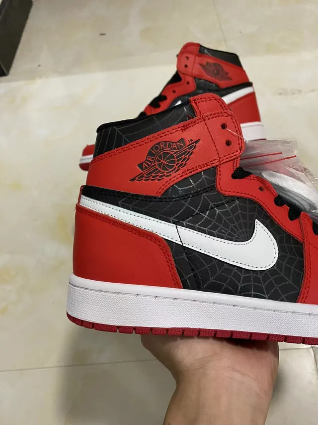 Zapatillas de baloncesto Air Jordan 1 de caña alta rojas y negras con capas superpuestas con patrón de telaraña 8