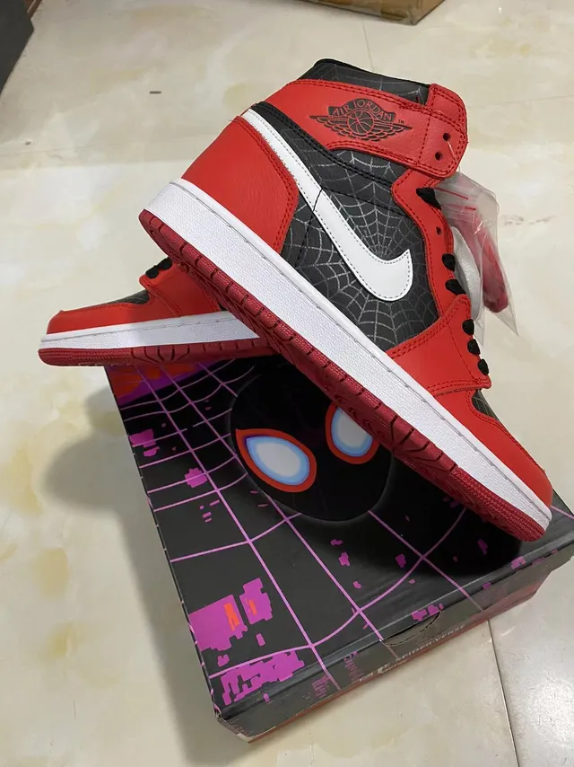 Zapatillas de baloncesto Air Jordan 1 de caña alta rojas y negras con capas superpuestas con patrón de telaraña 9