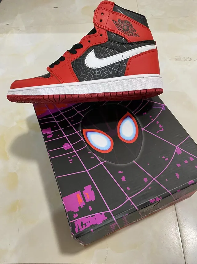 Zapatillas de baloncesto Air Jordan 1 de caña alta rojas y negras con capas superpuestas con patrón de telaraña 10
