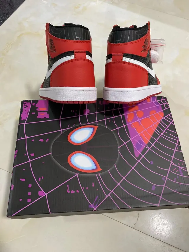 Zapatillas de baloncesto Air Jordan 1 de caña alta rojas y negras con capas superpuestas con patrón de telaraña 11