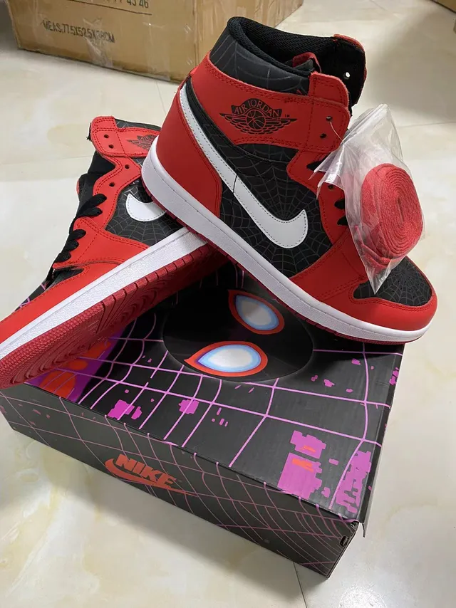 Zapatillas de baloncesto Air Jordan 1 de caña alta rojas y negras con capas superpuestas con patrón de telaraña 12