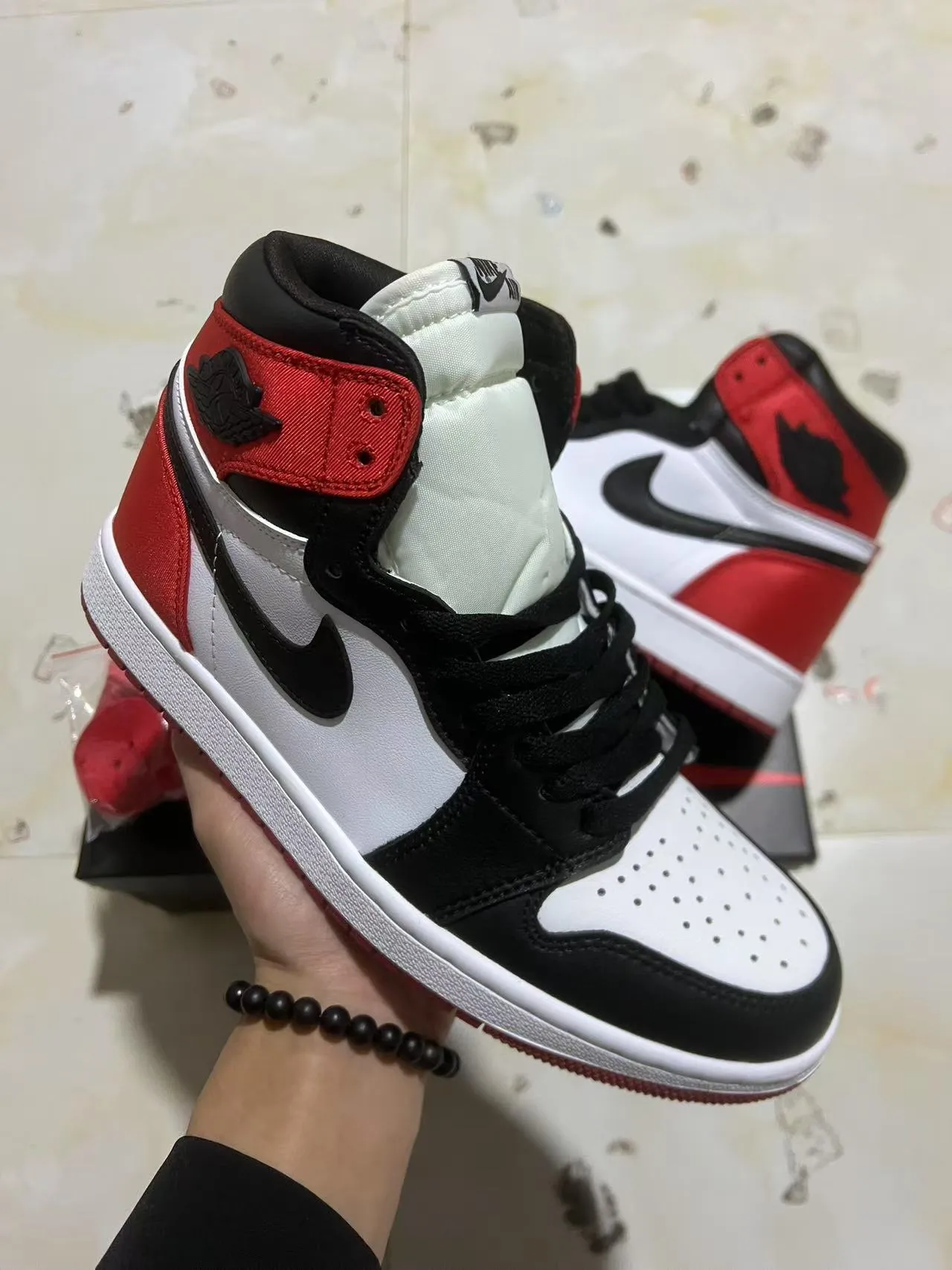 Air Jordan 1 白红配色高帮皮革鞋面篮球鞋 2