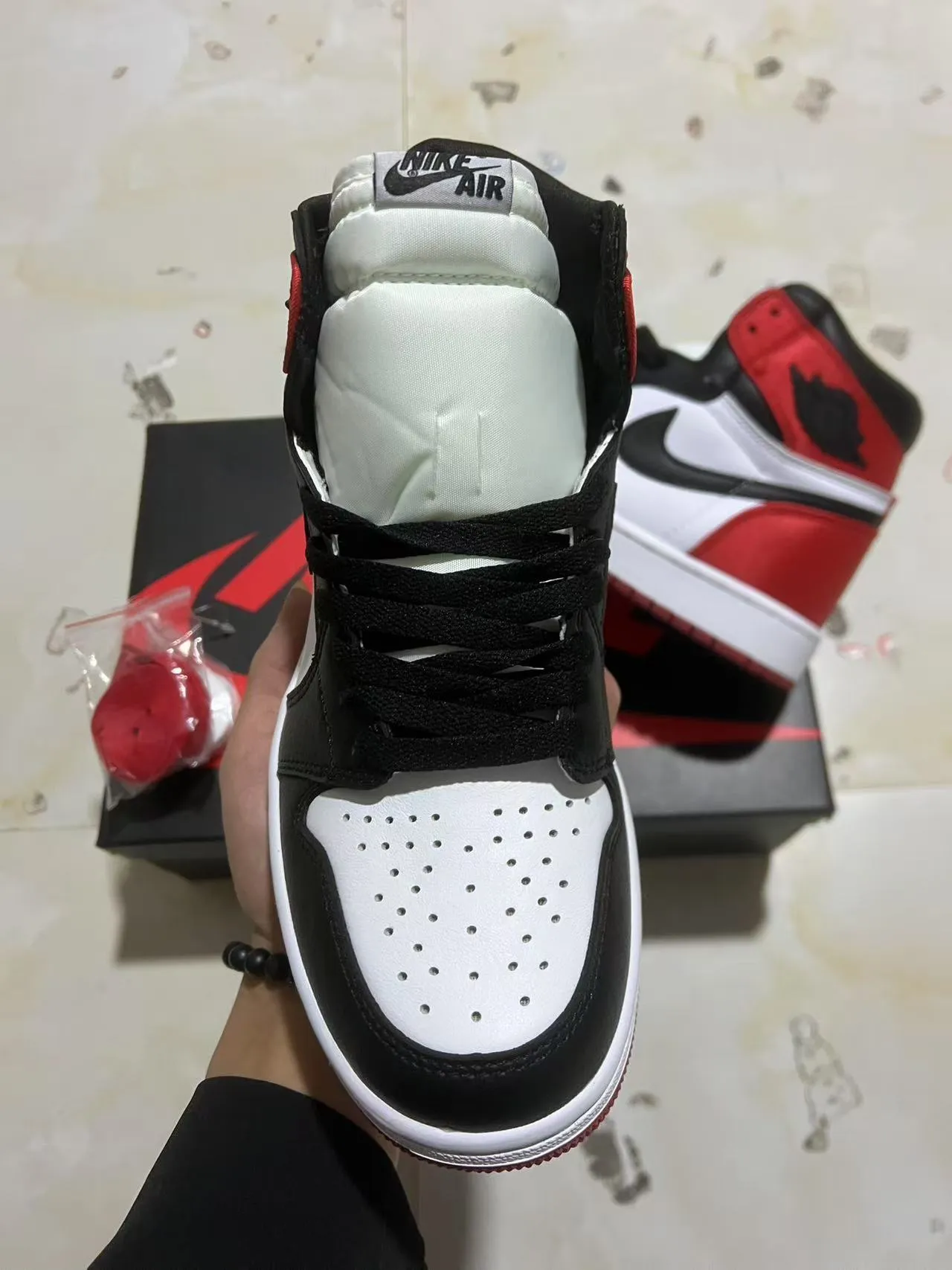 Air Jordan 1 白红配色高帮皮革鞋面篮球鞋 3