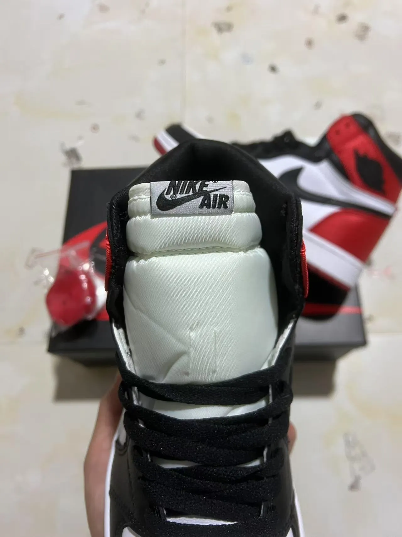 Air Jordan 1 白红配色高帮皮革鞋面篮球鞋 4