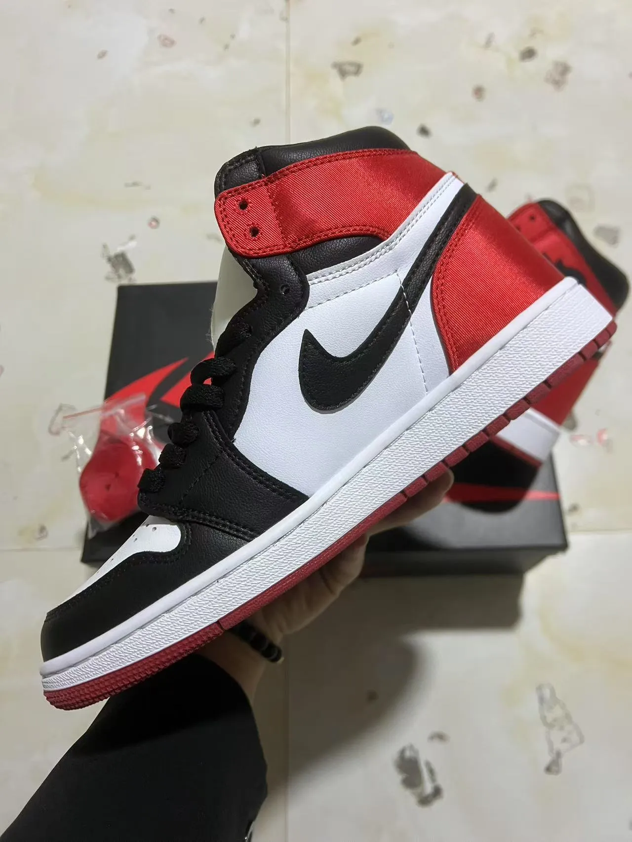 Air Jordan 1 白红配色高帮皮革鞋面篮球鞋 5