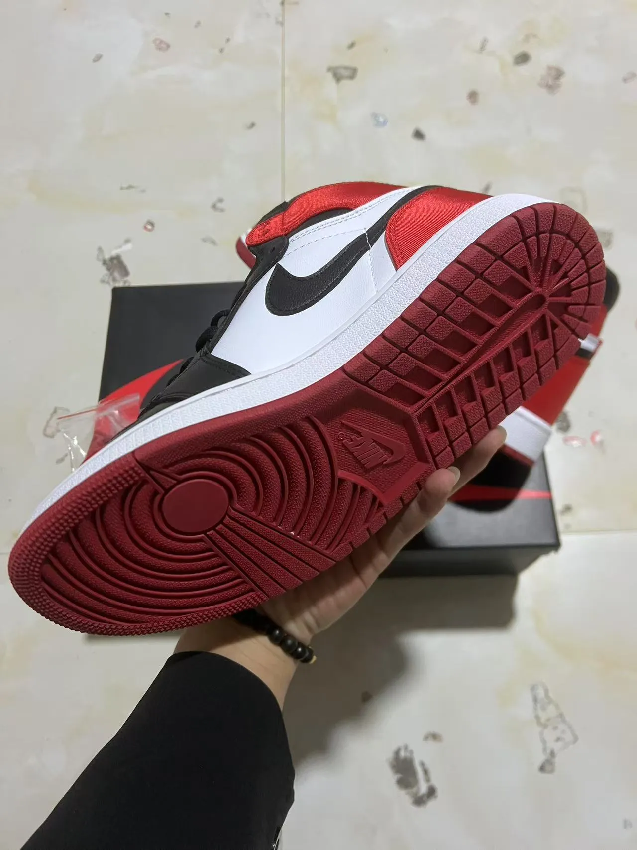 Air Jordan 1 白红配色高帮皮革鞋面篮球鞋 6