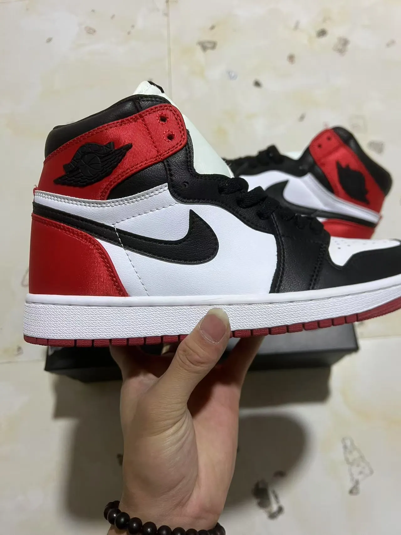 Air Jordan 1 白红配色高帮皮革鞋面篮球鞋 7