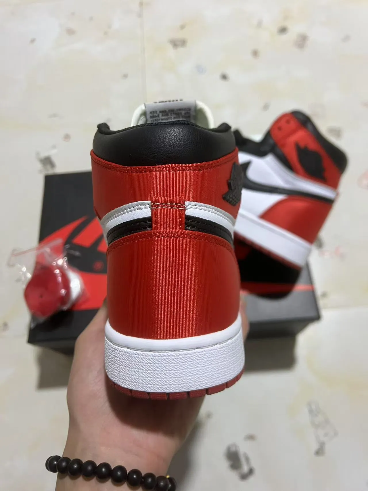 Air Jordan 1 白红配色高帮皮革鞋面篮球鞋 8