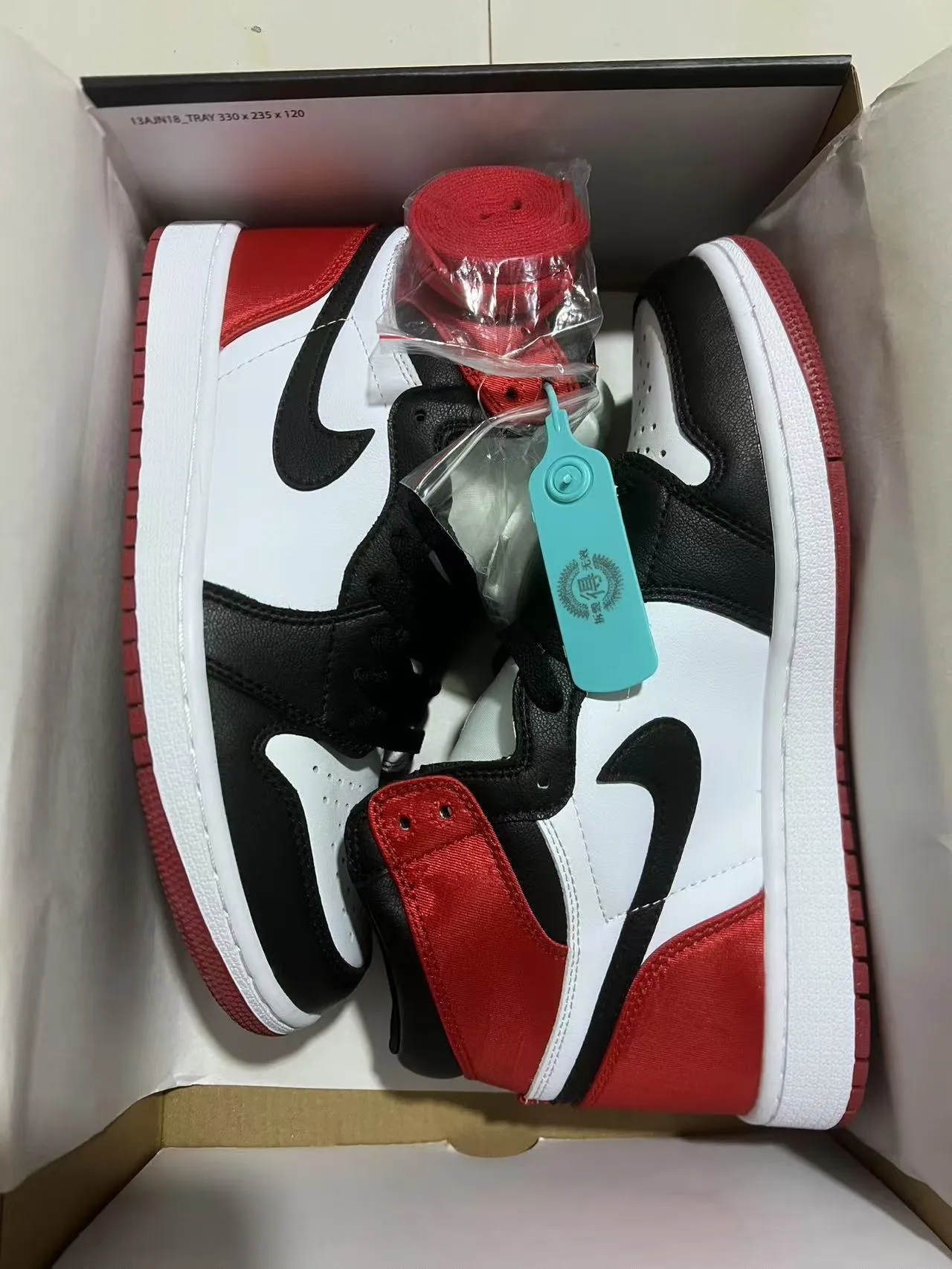 Air Jordan 1 白红配色高帮皮革鞋面篮球鞋 9