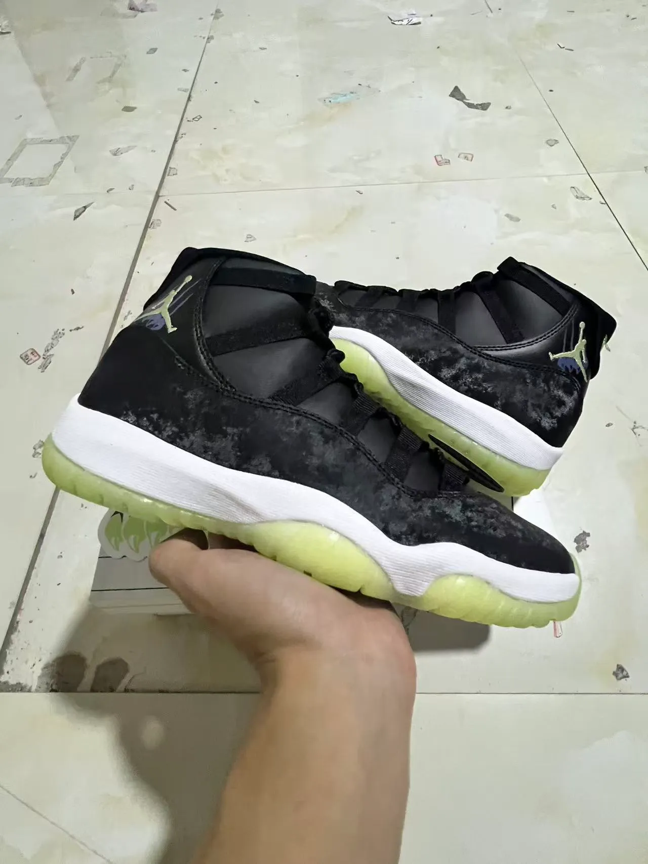 Chaussures de basketball montantes Air Jordan 11 noir et jaune avec empeigne vieillie 8